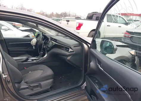 2020 Toyota Camry Le z USA, uszkodzony, nr VIN 4T1C11AKXLU981124